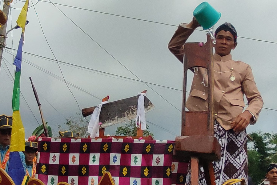 Tradisi Srobong Gobang Ngalap Berkah, Warga Berebut Gunungan di Makam Kiai Tlilir