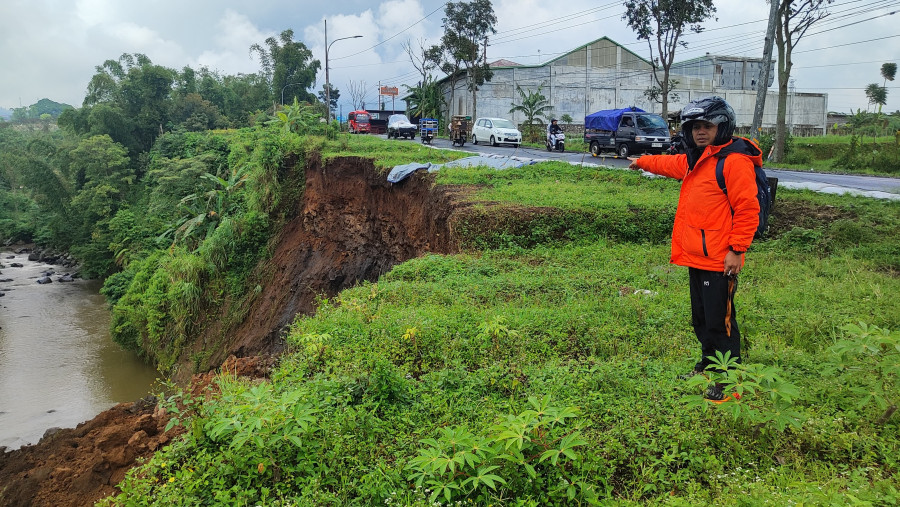 Tebing Sungai Galeh Longsor Lagi, Ancam Jalan Nasional