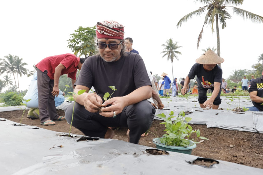 Agus Gondrong Imbau Masyarakat Ganti Karangan Bunga dengan Tanaman Hidup