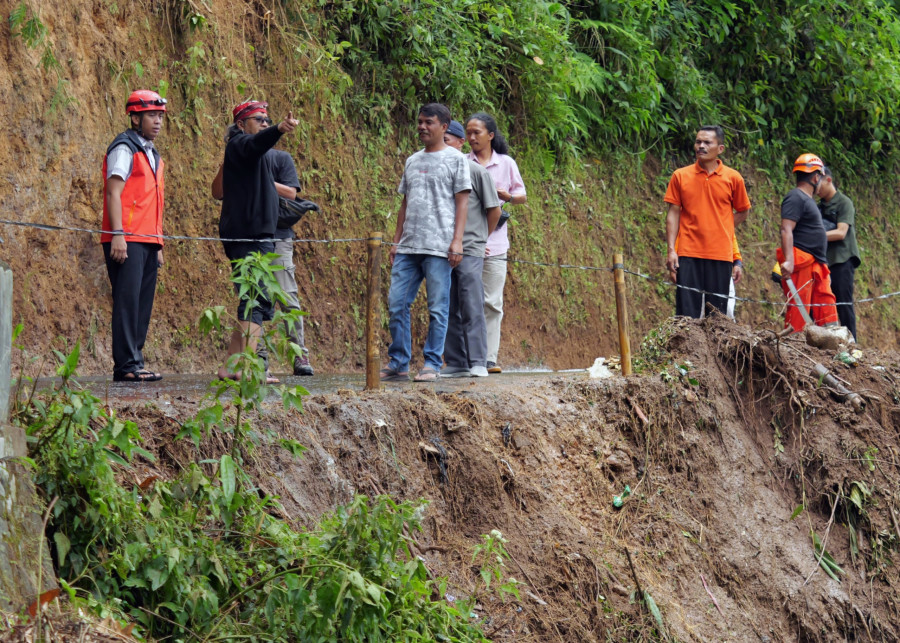 Putus Akses Jalan, Bupati Agus Gondrong Tinjau Lokasi Longsor