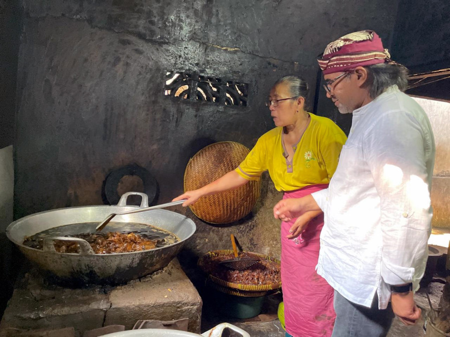 Perajin Kerupuk Kulit Asal Demangan Ini Terkejut, Usahanya Disambangi Bupati Agus Gondrong