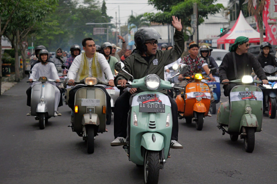Ngabuburit Romantis, Agus Gondrong dan Istri Riding Naik Scooter