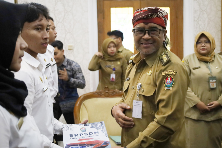 Serahkan SK CPNS STTD, Agus Gondrong; Jadilah Pelayan Masyarakat yang Baik