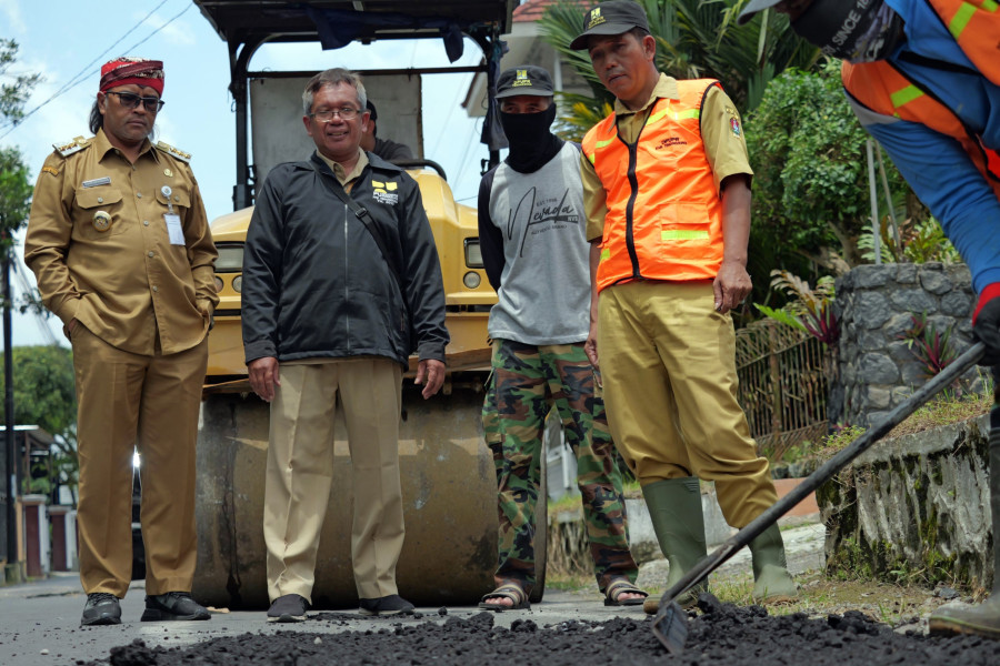 Cek Penambalan Jalan Kabupaten, Agus Gondrong Pastikan H-4 Lebaran Selesai