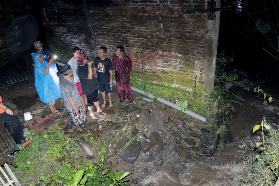 Respon Cepat Bencana, Bupati Agus Gondrong Tinjau Lokasi Banjir