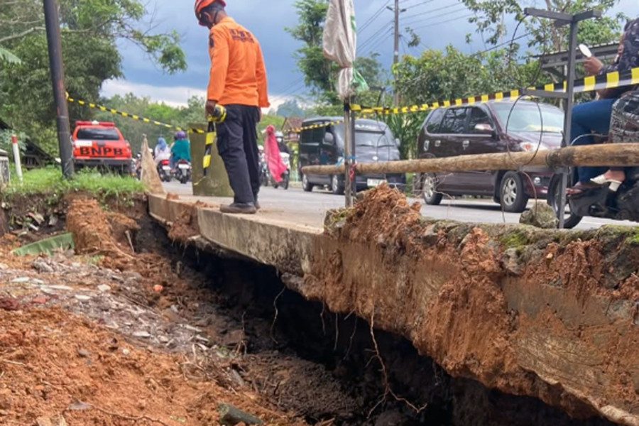 Pemasangan Safety Line, Upaya BPBD Antisipasi Longsor