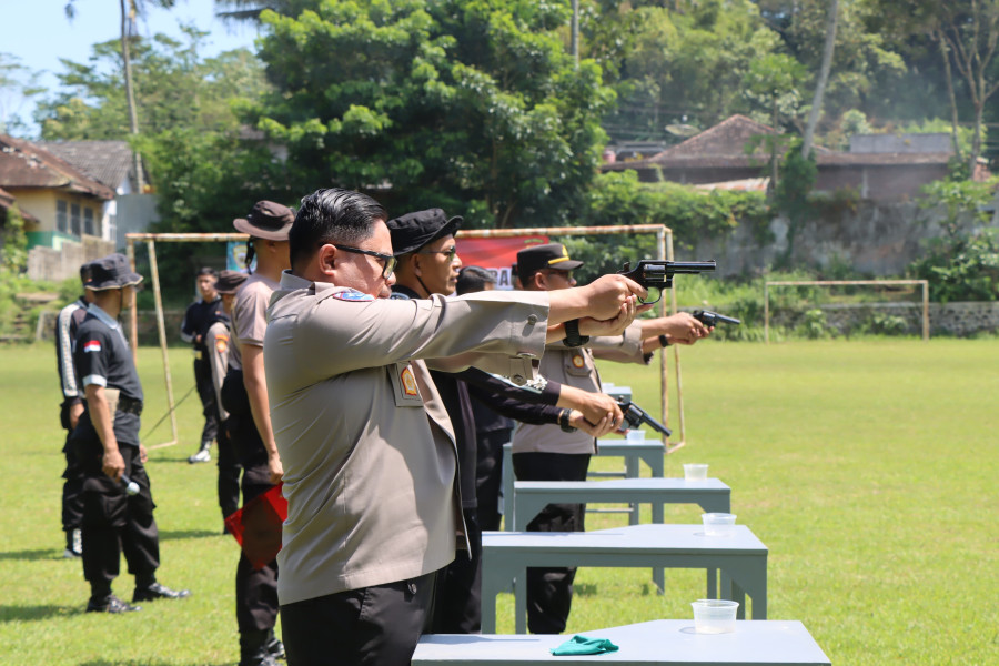 Personel Polres Temanggung Gelar Latihan Menembak di Kedungumpul