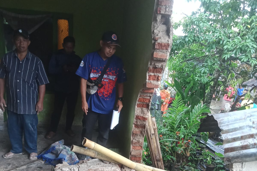 Hujan Deras, Tembok Rumah Tuwalman Roboh