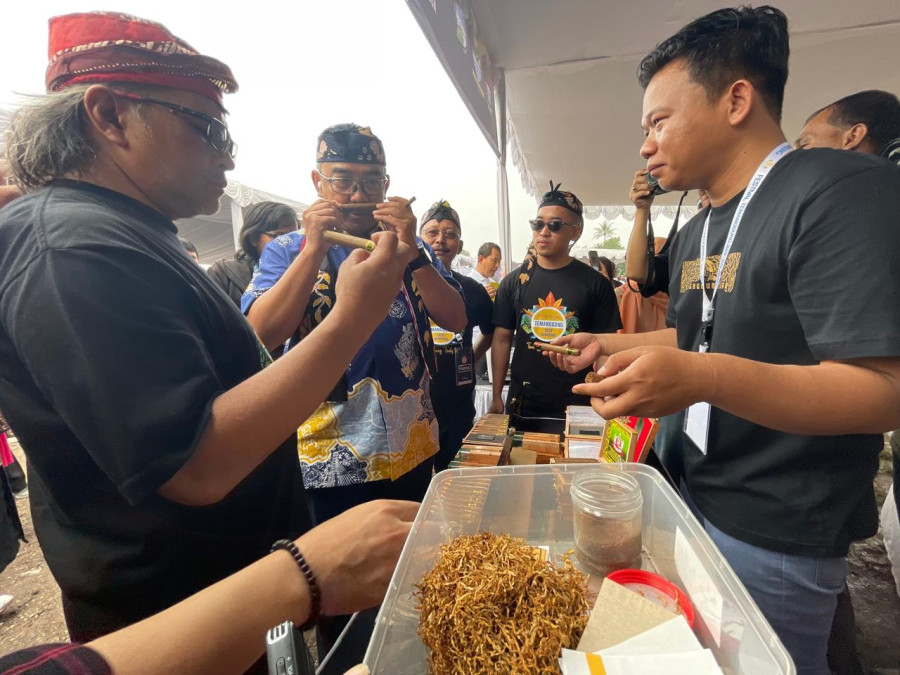 Diajak Agus Gondrong Keliling Stand UMKM, Wali Kota Bandung Kagumi Cerutu dan Kopi Temanggung