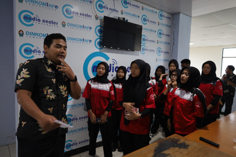 Terima Kunjungan Industri SMKN 7 Kendal, Kadinkominfo Berikan Motivasi