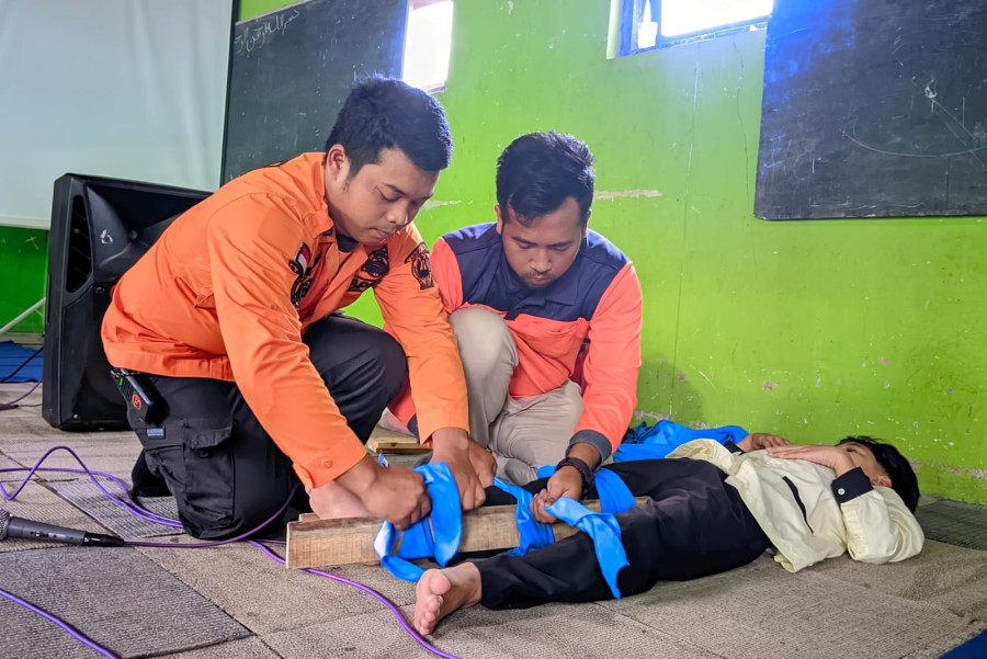 Gempa Datang, Siswa SMP Pesat Tembarak Merunduk di Bawah Kursi