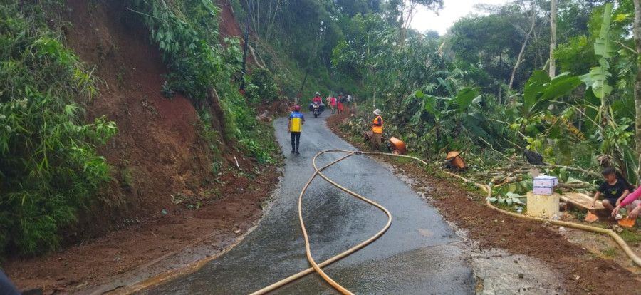 Hujan Deras, Jalan Krempong-Sucen Tertutup Longsor