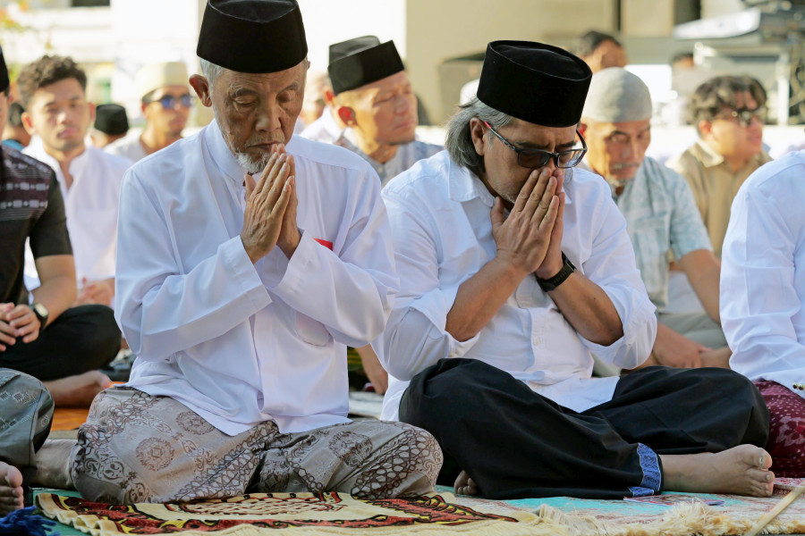 Agus Gondrong Ikuti Salat Idul Fitri di Halaman Kantor Dinas Bupati