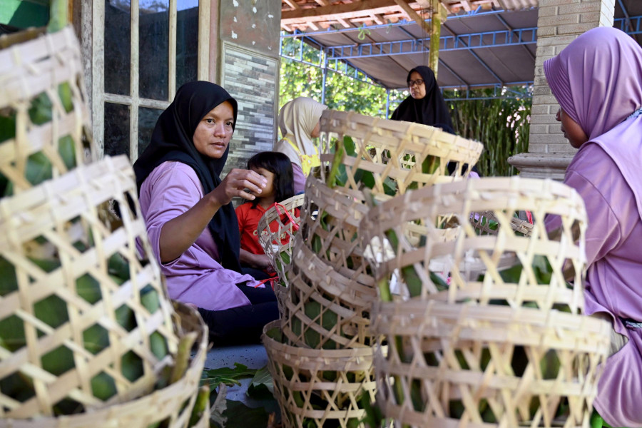 Ikuti Imbauan Agus Gondrong, Warga Temanggung Ramai-Ramai Pakai Besek dan Daun untuk Bungkus Daging Kurban