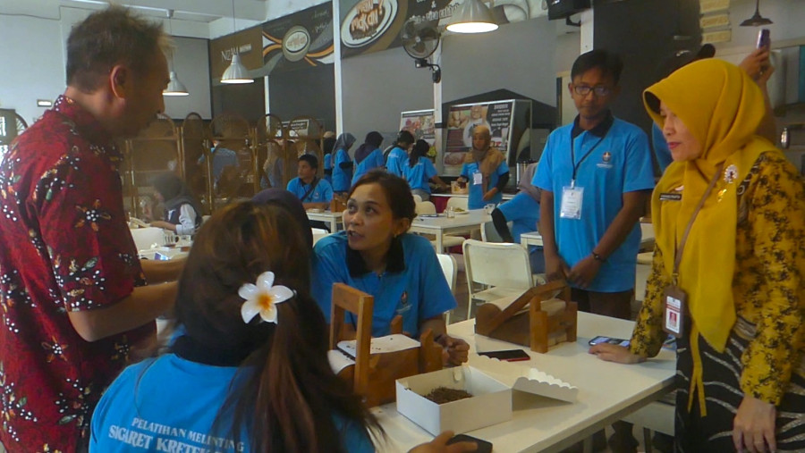 Dinperinaker Temanggung Latih Pembuatan Rokok Sigaret Kretek Tangan (SKT)