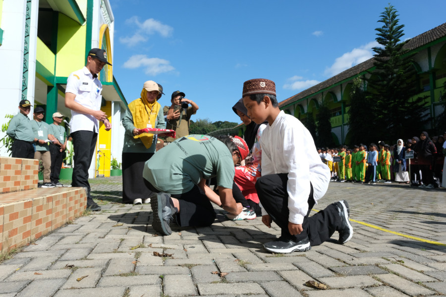 Undang Decak Kagum, Bupati Agus Gondrong Jongkok Ikatkan Tali Sepatu Siswi yang Terlepas