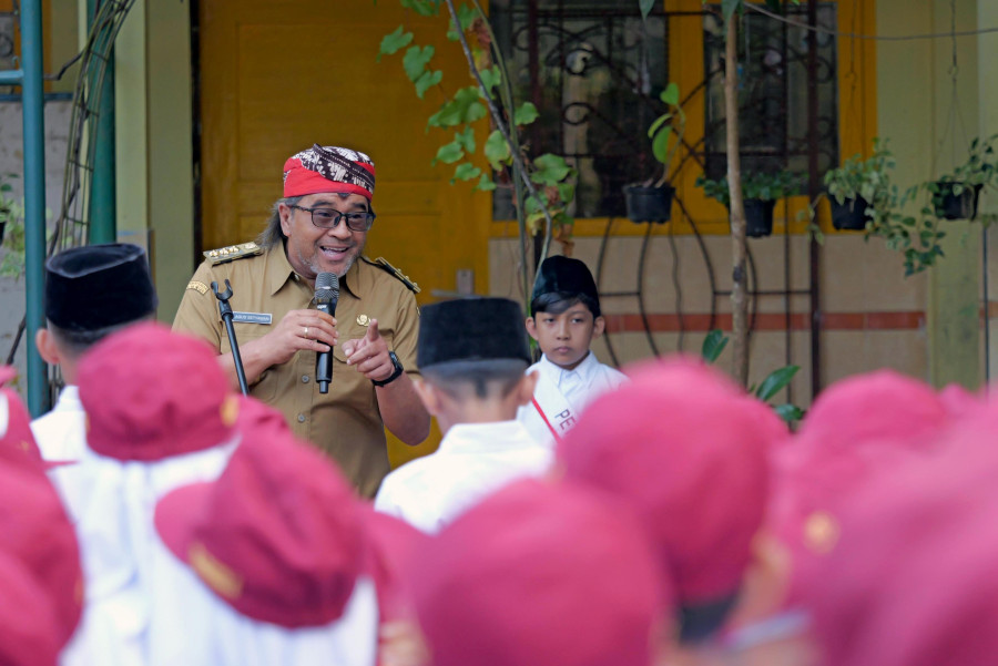 Bahagianya Siswa SD Ini, Hari Pertama Sekolah Ditemani Bupati