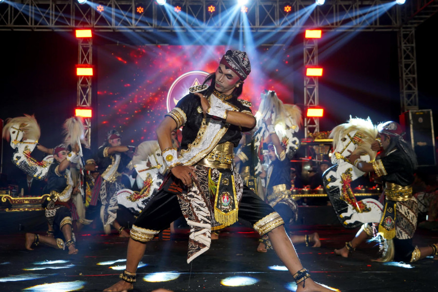 Regeng Suro Desa Campurejo, Tangis Bupati Agus Setyawan Pecah di Hadapan Ribuan Warga