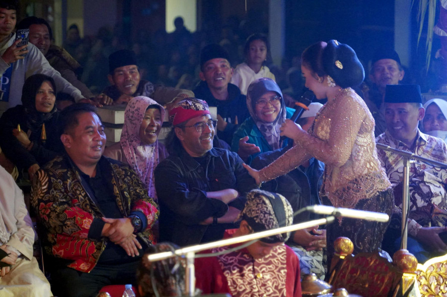 Niken Salindri Bius Ribuan Warga di Puncak Acara Regeng Suro 2025 Desa Campurejo