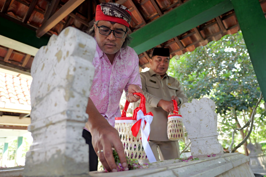 Gelar Ziarah dan Tabur Bunga Mantan Bupati Temanggung, Agus Gondrong Ajak Generasi Penerus Pahami Akar Sejarah Perjuangan