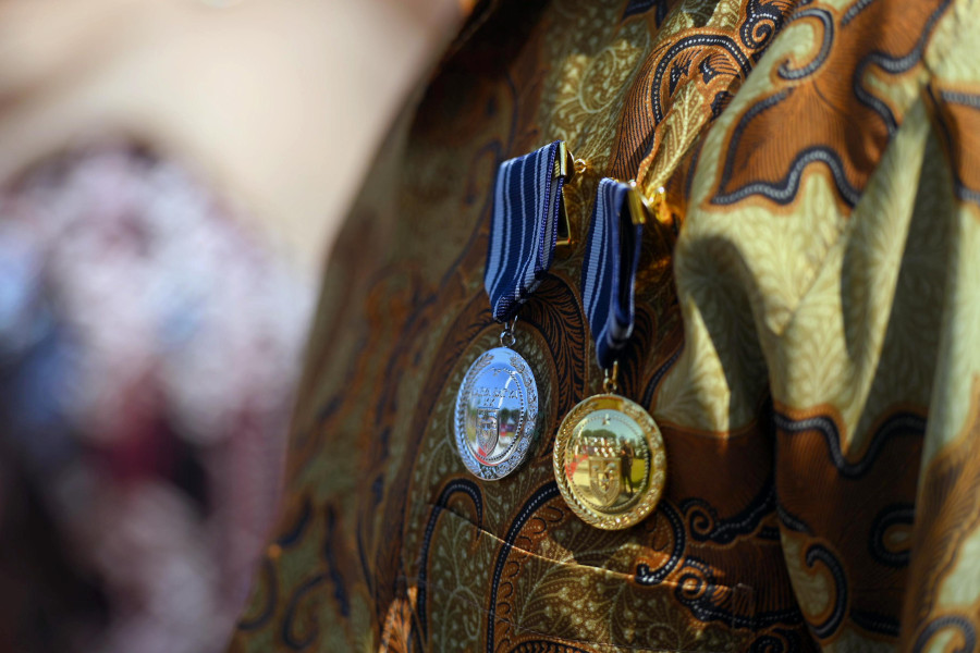 Usai Pimpin Upacara HUT ke-80 Kemerdekaan RI, Agus Gondrong Berikan Penghargaan ASN dan Serahkan Remisi Narapidana