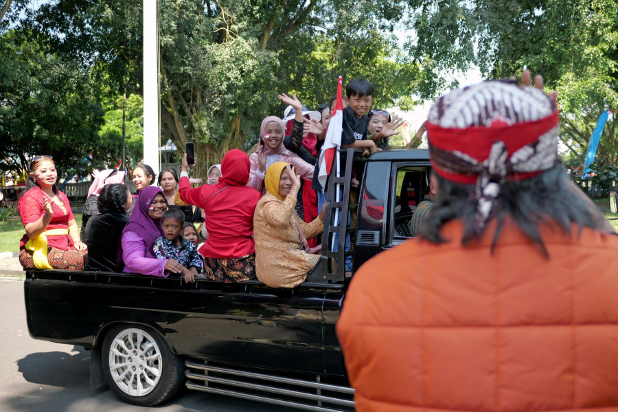 Bahagianya Warga Talun Bertemu Langsung Bupati Agus Gondrong, Bawakan Buah Tangan Hasil Bumi Lokal