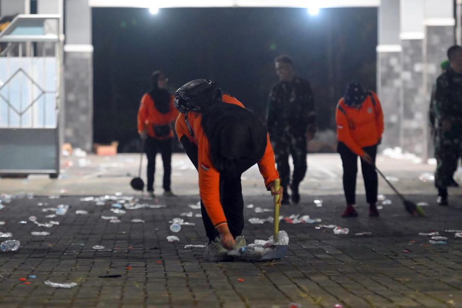 Demi Kenyamanan Aktifitas Masyarakat, Petugas dan Relawan Gercep Bersihkan Sampah Sisa Aksi Demo