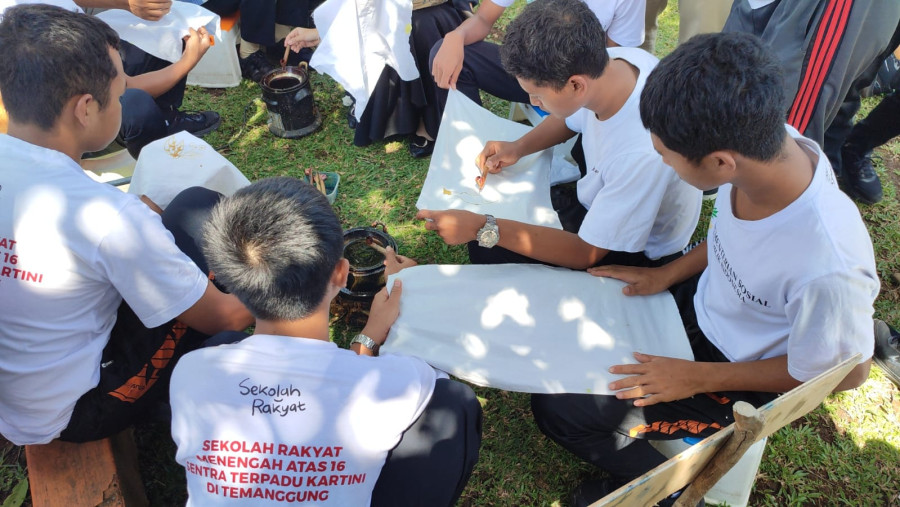 Hari Batik Nasional, Sentra Terpadu Kartini Ajak Sekolah Rakyat Kolaborasi Membatik