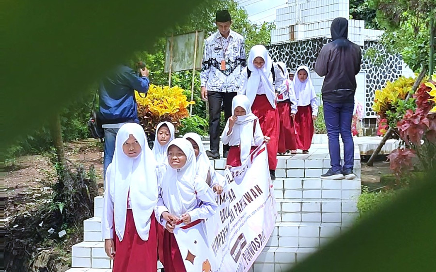 Teladani Nilai Perjuangan dan Pengabdian, Siswa SD Ziarah ke Makam Pahlawan