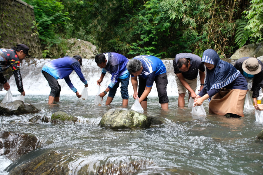 Jaga Ekosistem dan Produksi; DKPPP Tebar Sepuluh Ribu Benih Ikan Nilem