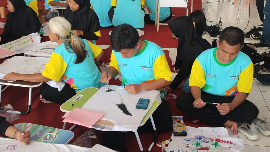 Puncak HDI; Penyandang Disabilitas Melukis Bersama, Ada yang Lukis Pulau Sumatera