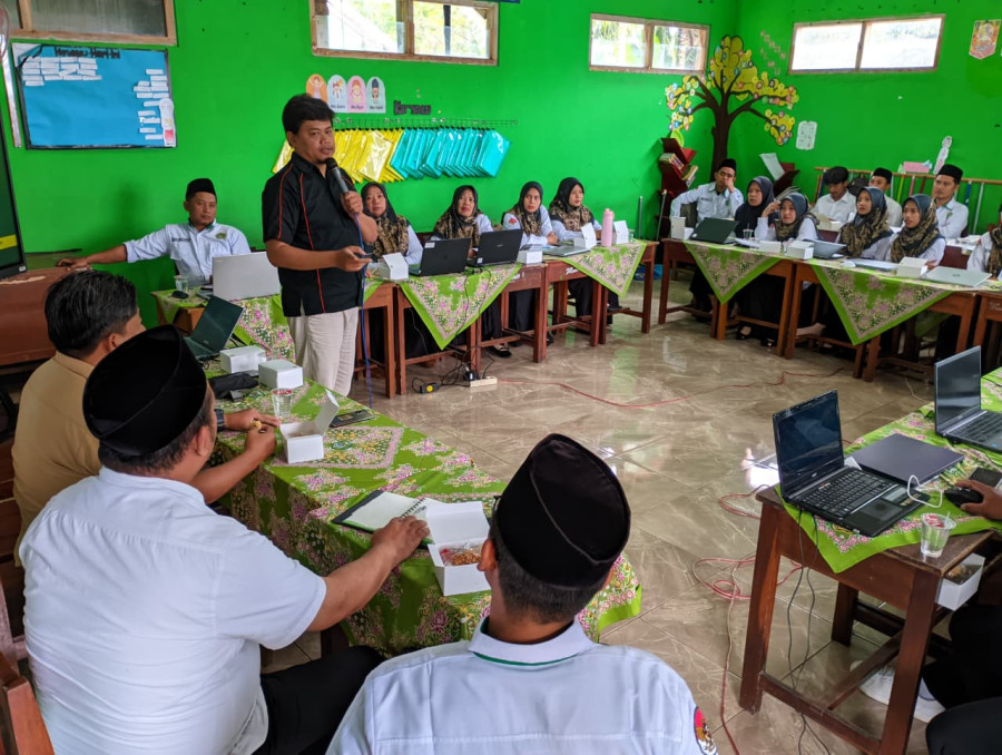 Tingkatkan Literasi Digital, Dinkominfo Berikan Pelatihan Branding Bagi Guru MI Manbaul Huda