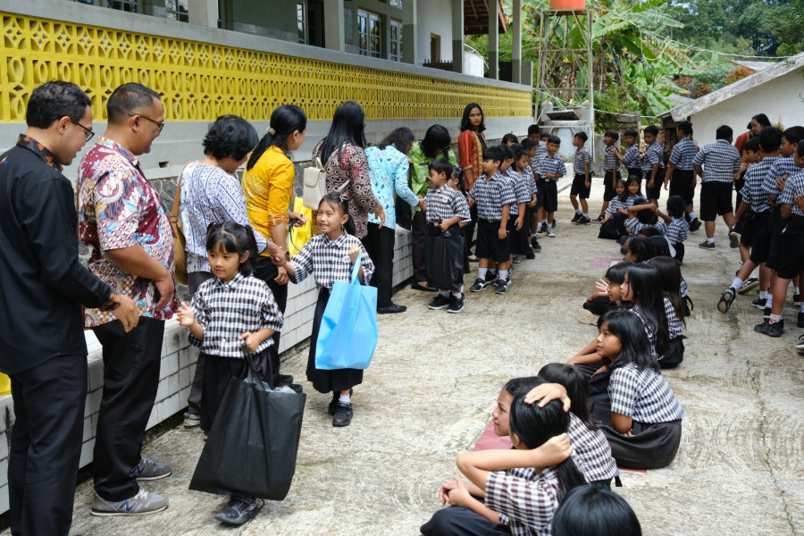 PPKKT Berbagi, Bagikan Paket Belajar kepada Siswa-siswi SD Fatima Rawaseneng