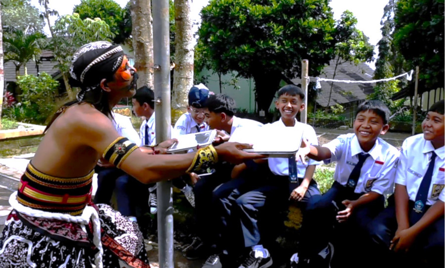 Unik dan Menarik; Petugas SPPG Pakai Kostum Warok Saat Antar MBG ke Sekolah
