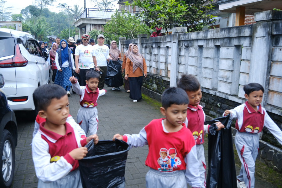 Gerakan Jawa Tengah ASRI, Warga Ketitang Pungut Sampah dari Jalan hingga Sungai