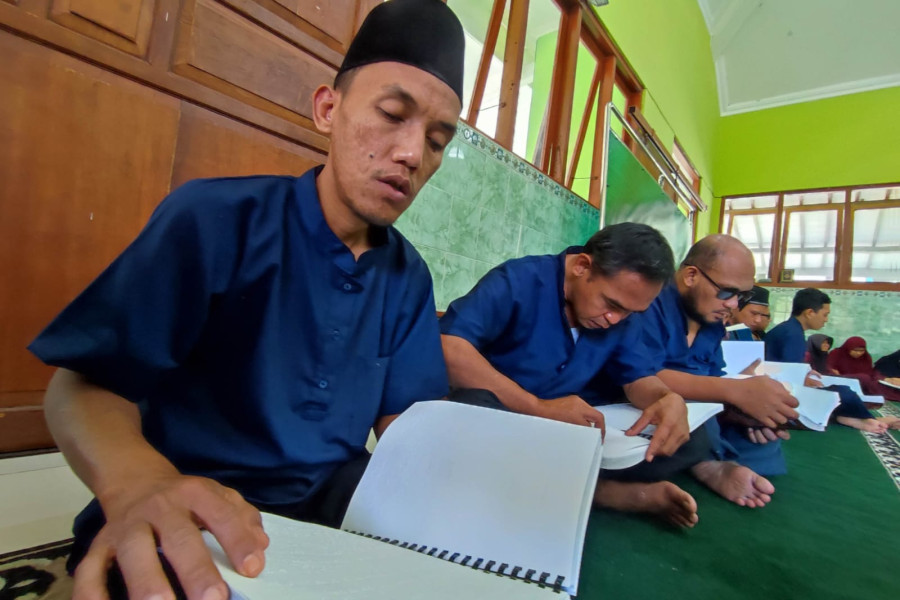 Mengaji Tanpa Mata, Menghayati dengan Penuh Jiwa