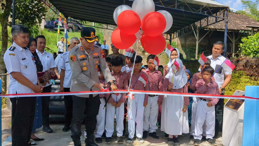 Kapolres Temanggung Resmikan Jembatan Merah Putih di Lingkungan Projo Madureso