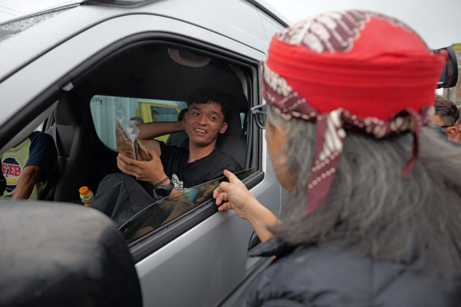 ?Sedekah Ramadan, Ribuan Bungkus Kopi dan Lembutan Tembakau Dibagikan