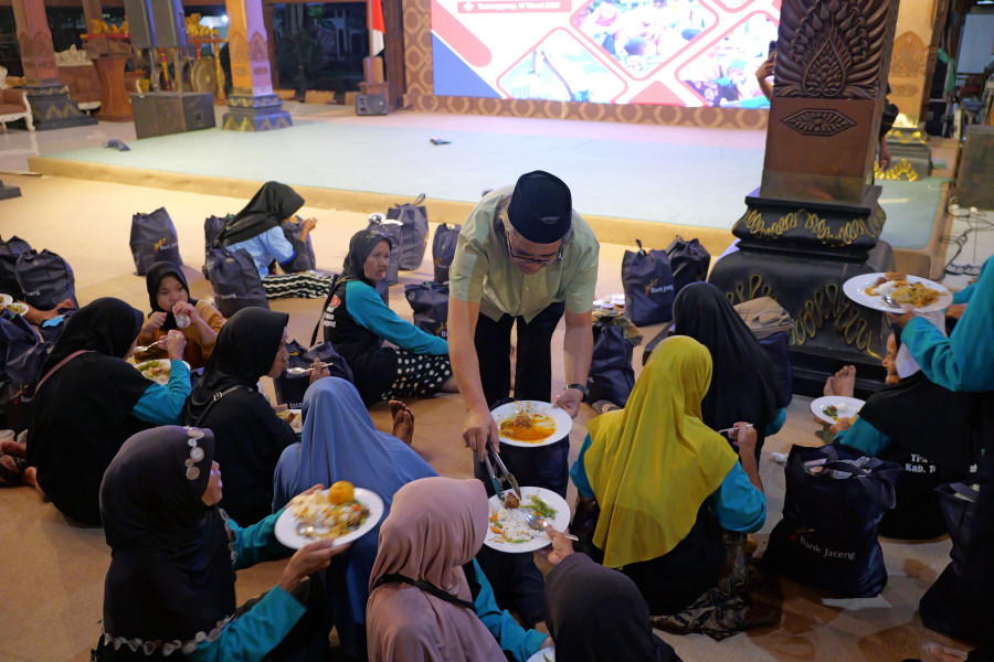 Pendopo Rumah Dinas Bupati Temanggung Dipenuhi Pemilah Sampah Non Organik, Ada Apa?