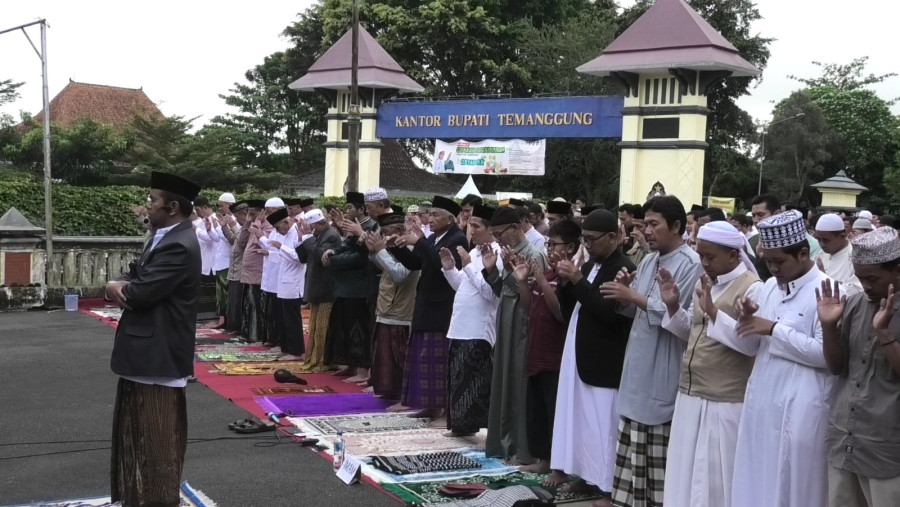 Ribuan Warga Muhammadiyah Temanggung Gelar Sholat Id di Halaman Kantor Bupati
