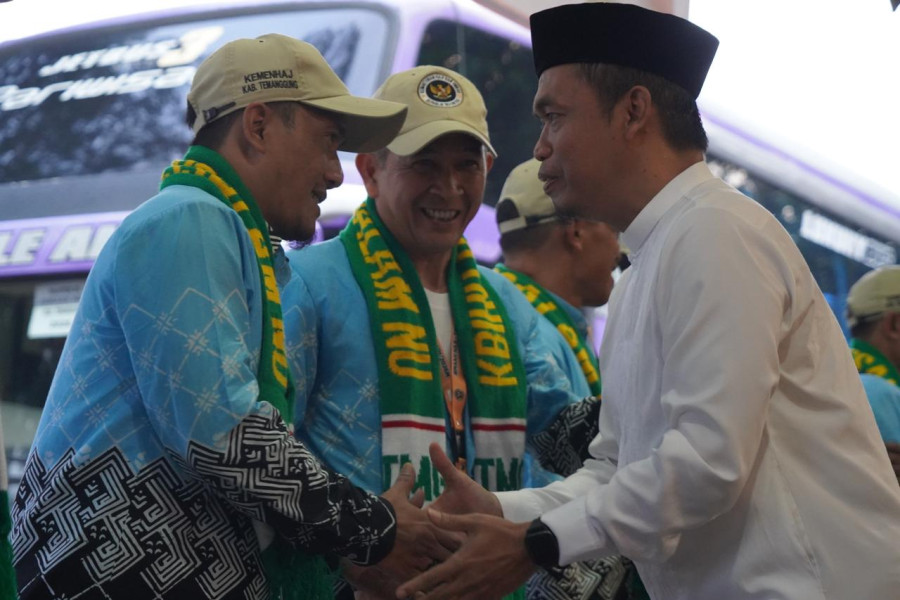 Berangkatkan Haji Kloter 20; Sekda Tri Winarno Berpesan Luruskan Niat Penuhi Panggilan Illahi