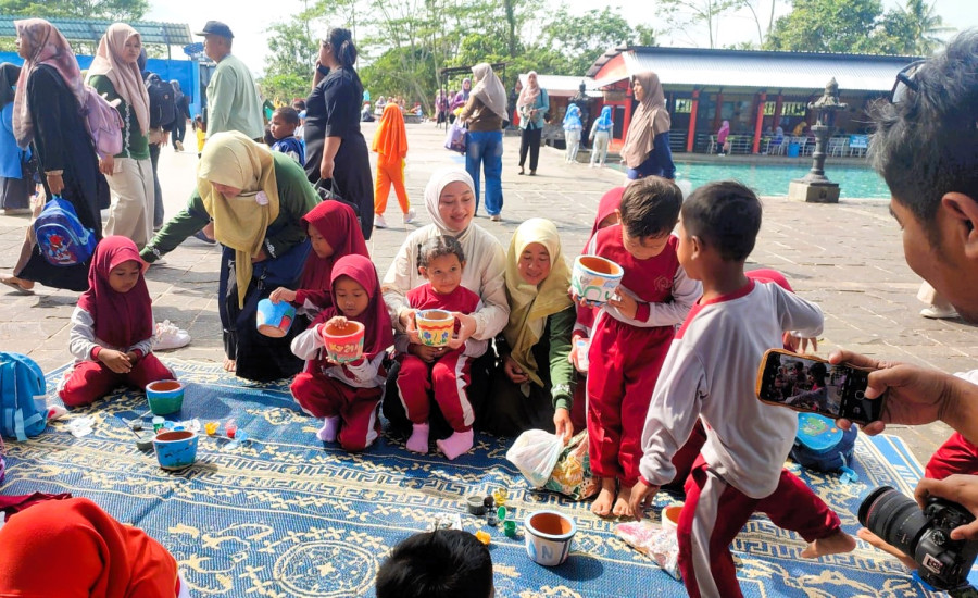 Lukis Gerabah, Cara 1.300 Anak RA Temanggung Belajar Cinta Alam dan Orang Tua