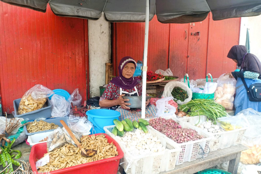 Harga Cabai dan Bawang Masih Tinggi, Bahan Pokok di Pasar Kliwon Stabil