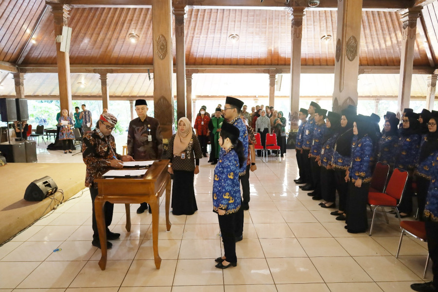 Lantik 70 ASN, Bupati Agus Setyawan Tekankan Pelayanan Sepenuh Hati