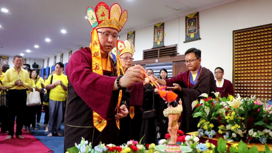 Ritual Memandikan Patung Buddha Sebagai Simbol Pembersihan Diri