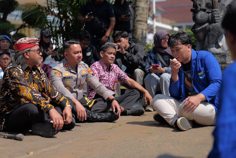 Temui Pendemo, Agus Gondrong Nyanyi Darah Juang Bareng Mahasiswa