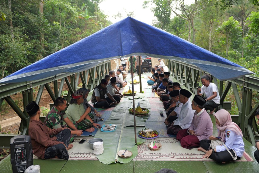 Rintik Hujan, Sepotong Tumpeng dan Simbol Gotong Royong Bupati Agus Setyawan di Jembatan Bailey Plosogaden