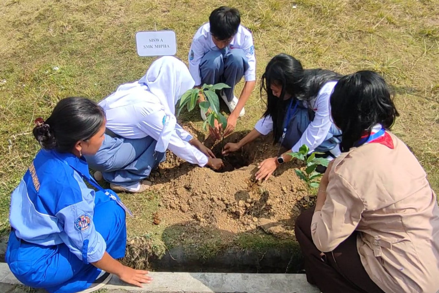 Seribu Bibit, Seribu Harapan; Cara Unik SMK Mipha Sambut Siswa Baru