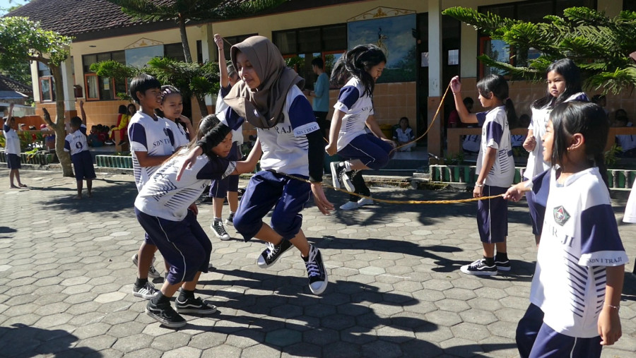Siswa SD Negeri 1 Traji Diajak Lestarikan Permainan Warisan Leluhur