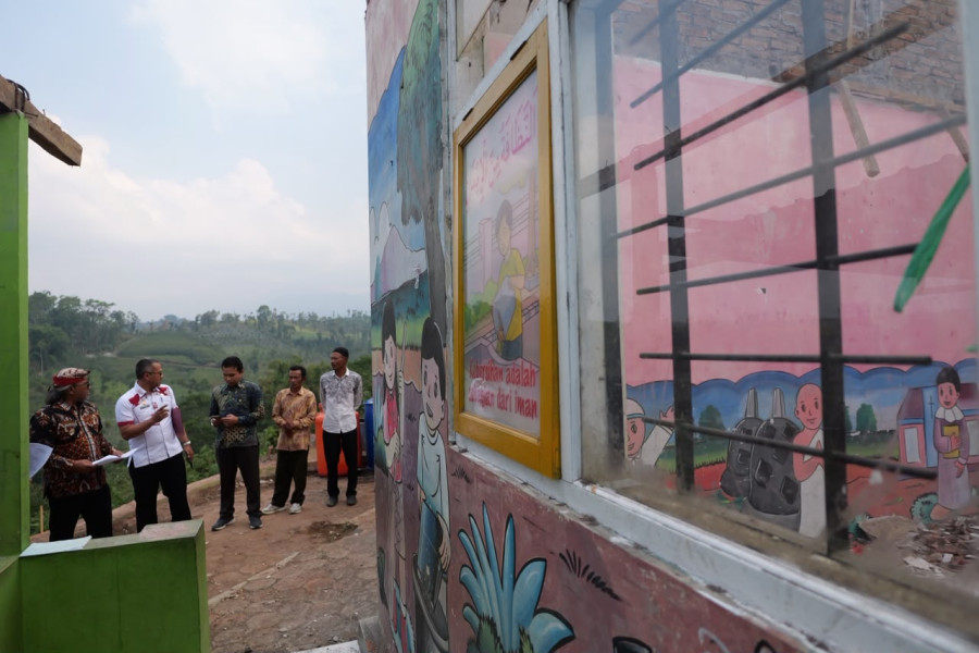 Bupati Agus Setyawan Ajak Warga Lokal Awasi Pengerjaan Swakelola Revitalisasi Sekolah